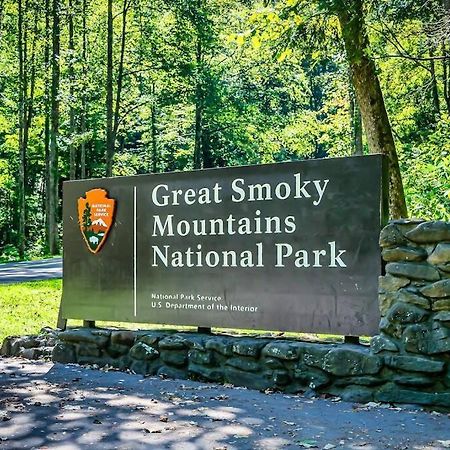 Cabin-N-Smokys! Indoor Resort Pool Views Hot Tub Game Room Sevierville Bagian luar foto