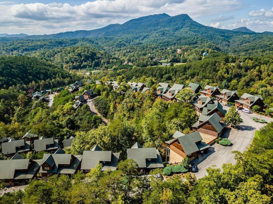 Cabin-N-Smokys! Indoor Resort Pool Views Hot Tub Game Room Sevierville Bagian luar foto