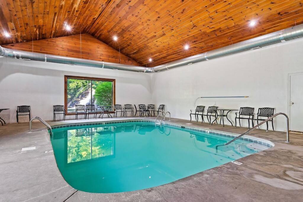 Cabin-N-Smokys! Indoor Resort Pool Views Hot Tub Game Room Sevierville Bagian luar foto