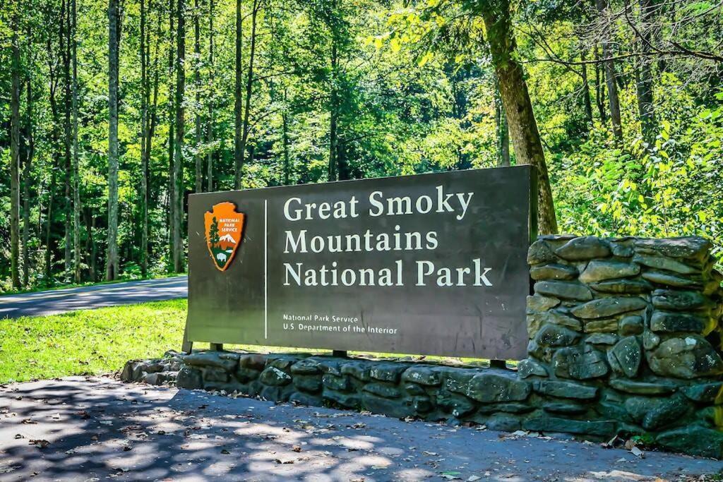 Cabin-N-Smokys! Indoor Resort Pool Views Hot Tub Game Room Sevierville Bagian luar foto